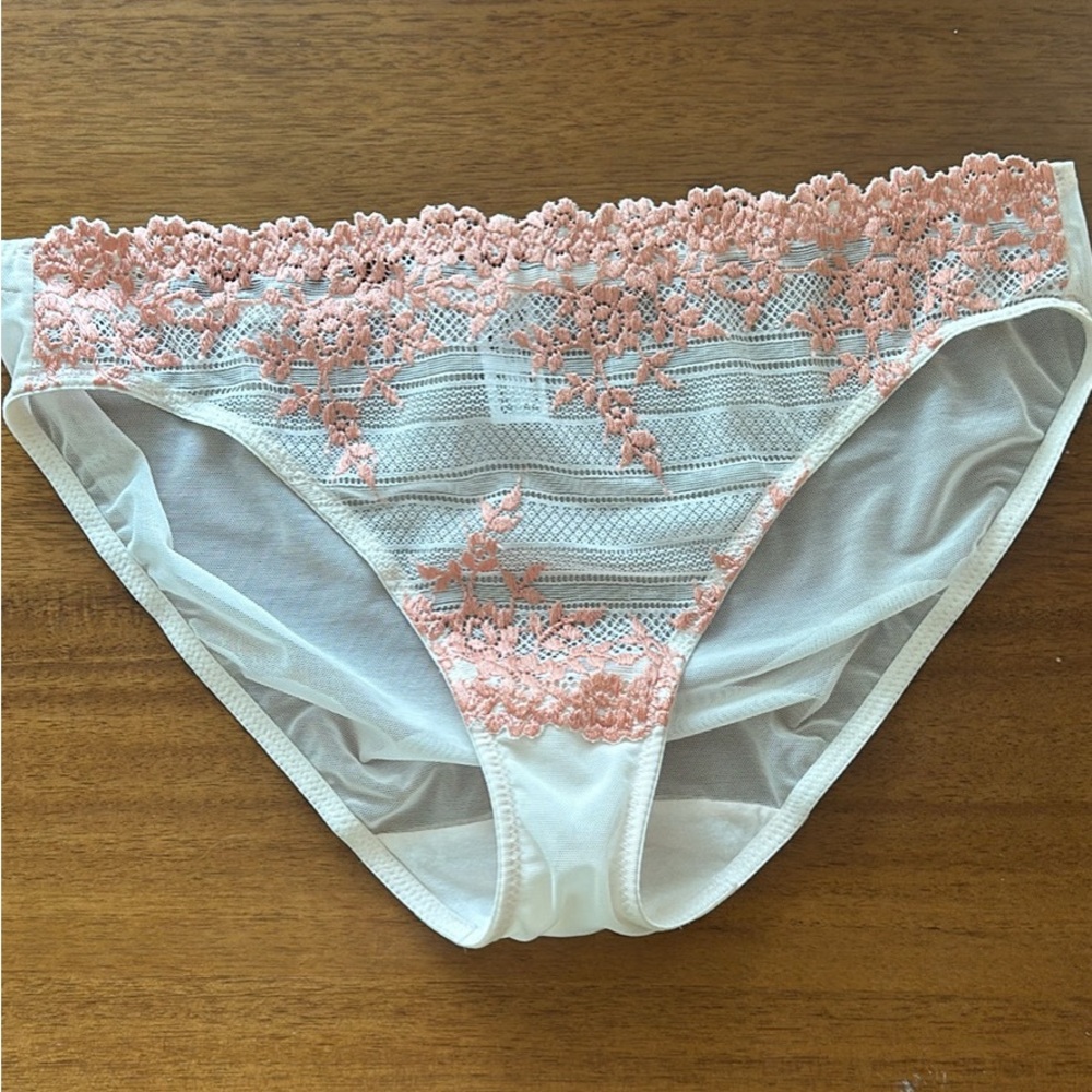 COPY - Wacoal Lace Embrace Bikini Panties Size M. New without tags. Never worn .